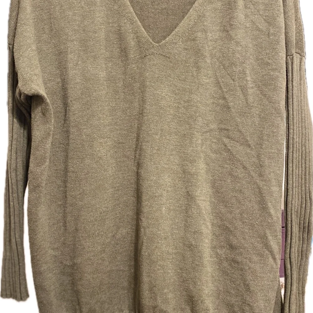 💰 Olive V-Neck Sweater💰